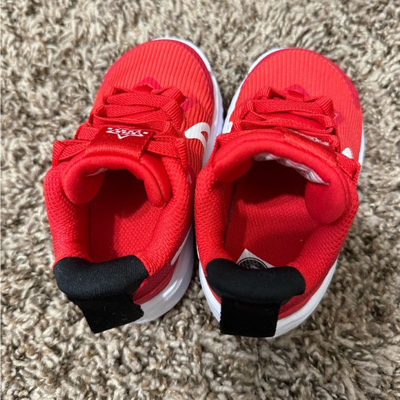 Nike Little Kids Bright Red Sneakers - Picture 3 of 5